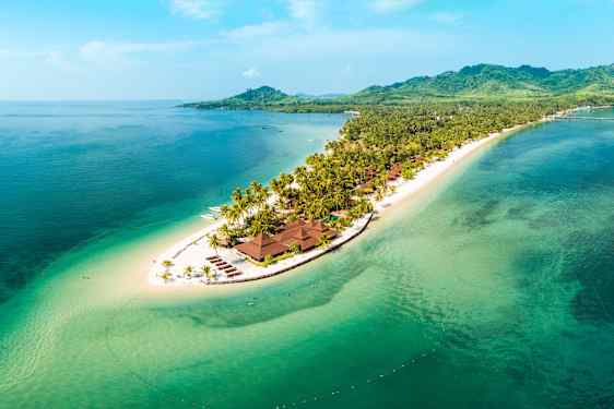 yksittäinen lomahotelli saaren kärjessä ylhäältä kuvattuna, Thaimaa