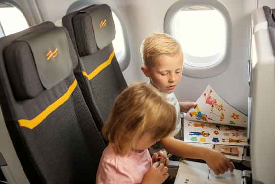 Lapset lentokoneessa