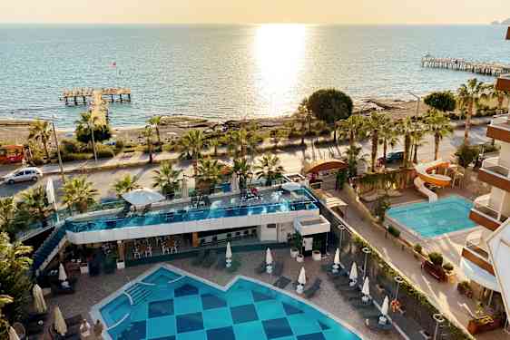 Sunprime C-Lounge -hotellin allasalue ylhäältä päin.