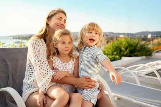 Nainen kahden lapsen kanssa