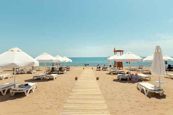 Hiekkarantaa ja aurinkovarjoja Sidessä