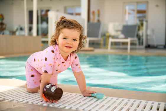 Lille pige ved poolen