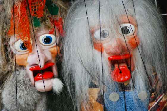 Kaksi perinteistä marionettia