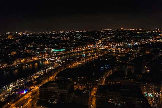Seine yövalaistuksessa. Kuva: Unsplash