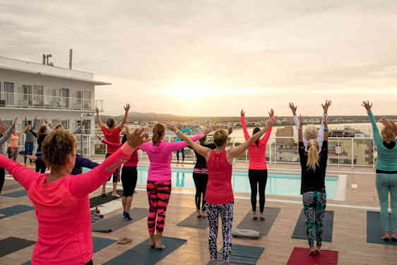 Joogaharjoitus Mallorcalla