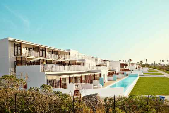 Sunwing Kallithea Beach -hotelli, Rodoksella. Kuvassa matalat hotellirakennukset, joissa parvekkeita, ja Swim Out -huoneet alimmassa kerroksessa.