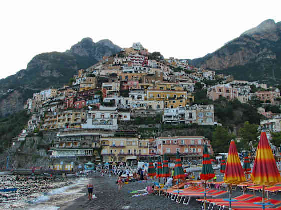 Positano ja sille tunnusomaisia rakennuksia