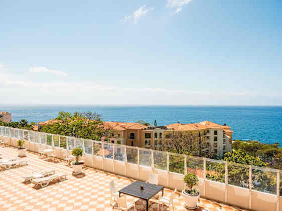 Merinäköala hotellin allasalueelta