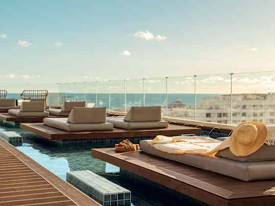 Sunprime Coral Suites aurinkotuoleja kattoterassilla