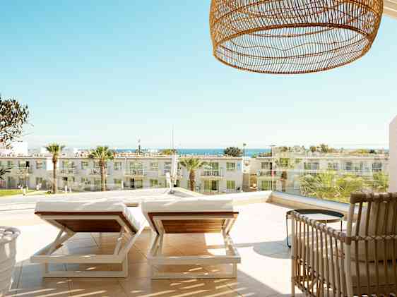 Sunprime Ayia Napa Suites parveke kalusteineen