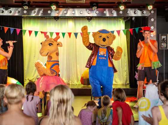 Lollo & Bernie esiintymässä lavalla hotellin vieraille.