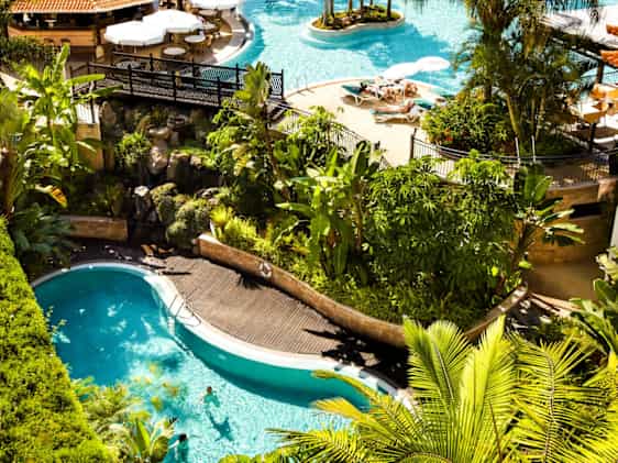 Suite Hotel Eden Marin vehreä allasalue ylhäältä kuvattuna.