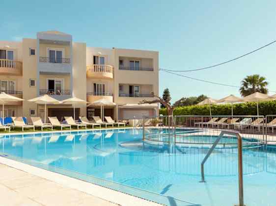 Melina Beach -hotellin allasalue.