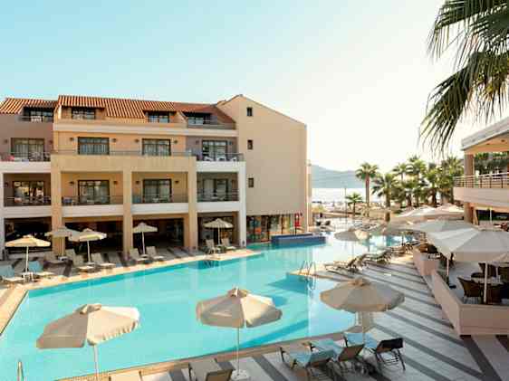 Porto Platanias Beach & Spa -hotellin allasalue