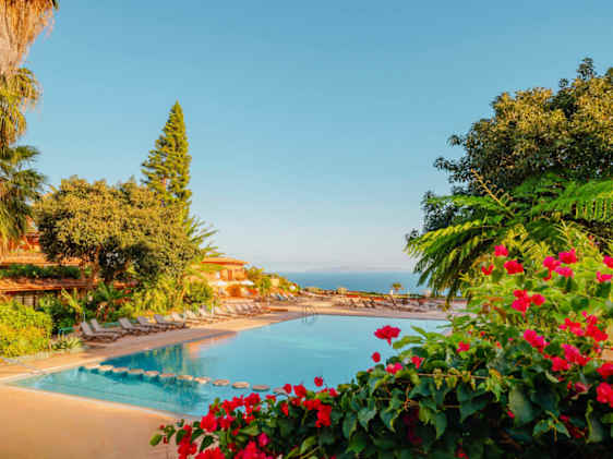 Quinta Splendida Wellness & Botanical Garde -hotellin uima-allasalue ja merinäkymä