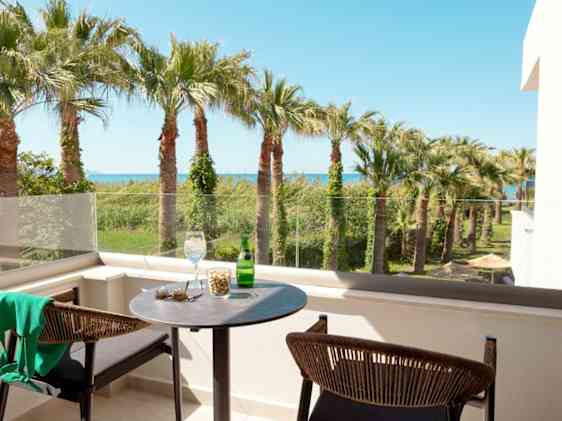 Sunprime Platanias Beachin huone, parveke merelle päin