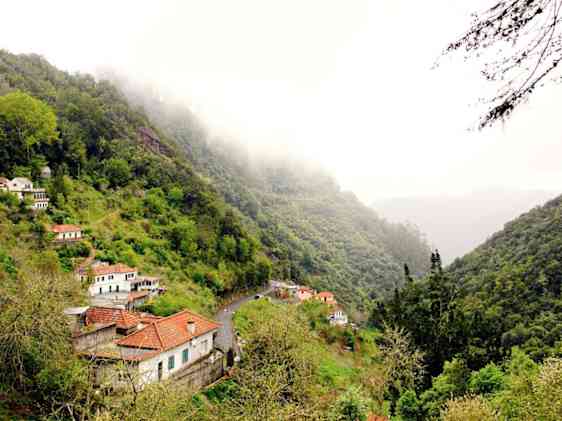 Asutusta saaren rinteillä