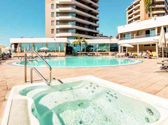 Duas Torres hotellin allasalue