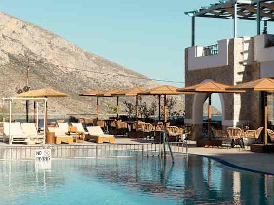 Elena Village -hotellin allasalue