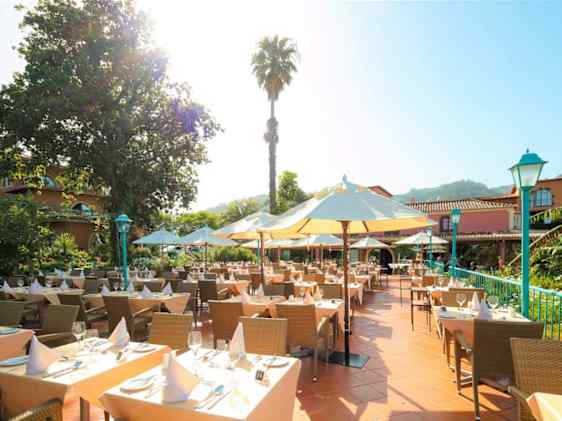 Hotellin ravintolan ulkoterassi