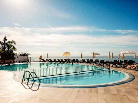 Duas Torres hotellin allasalue