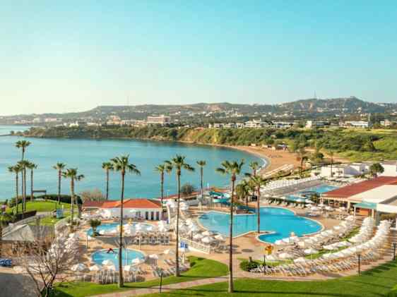 Sunwing Kallithea Beach -hotellin alue ylhäältä kuvattuna.