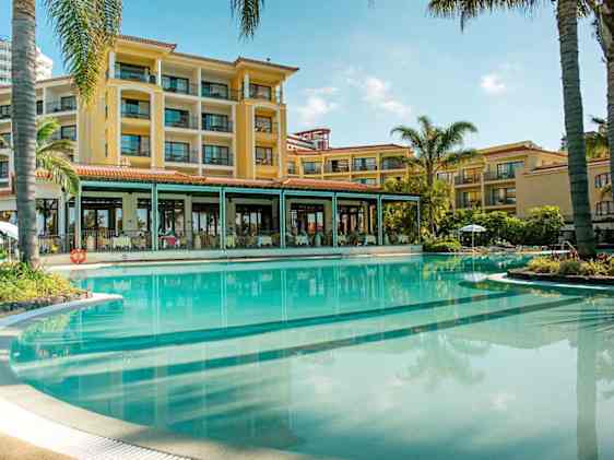 Porto Mare -hotelli ja sen allasalue
