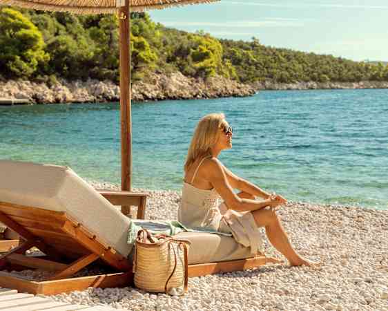 Kvinna på en solstol