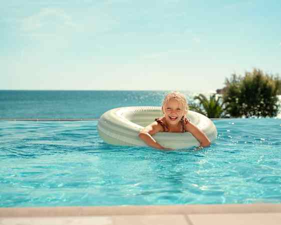 Lapsi uimassa uimarenkaan kanssa