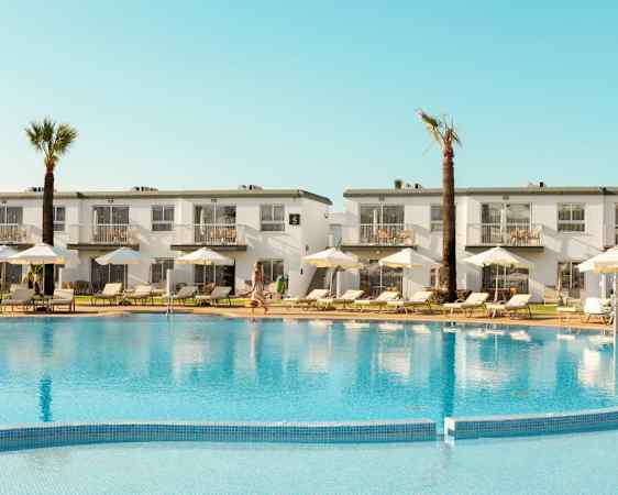Sunprime Ayia Napa Suites allasalue