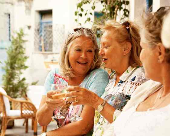 Naisia pöydän ääressä