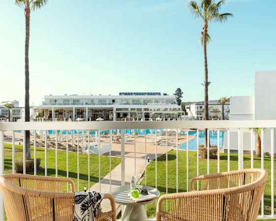 Huone, josta näkymä allasalueelle