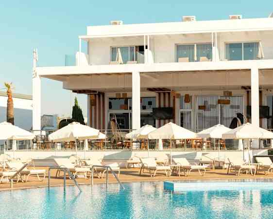 Sunprime Ayia Napa Suites allasalue