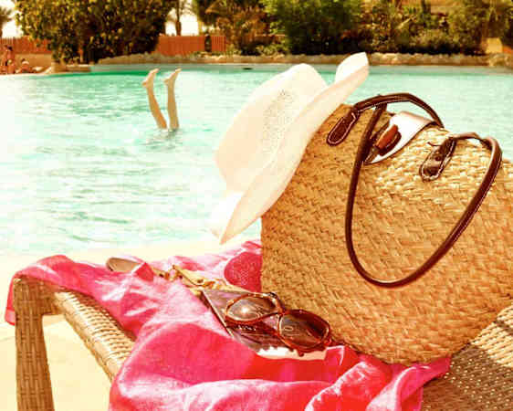 kassi, hattu ha aurinkolasit aurinkovuoteella