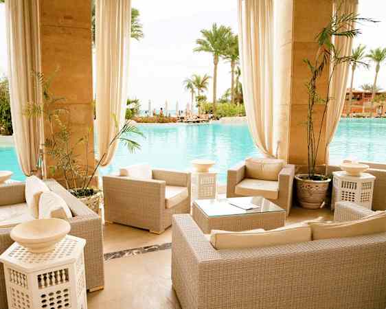 Makadi Span oleskelualue altaan äärellä