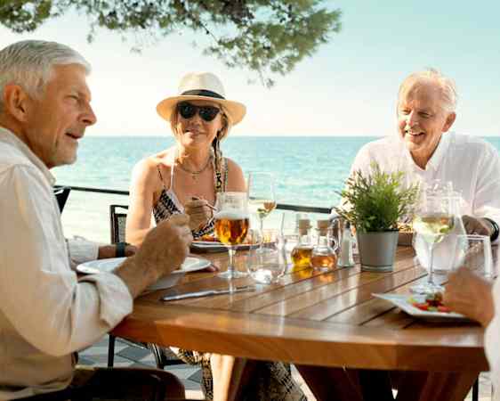 Henkilöitä nauttimassa lounaasta