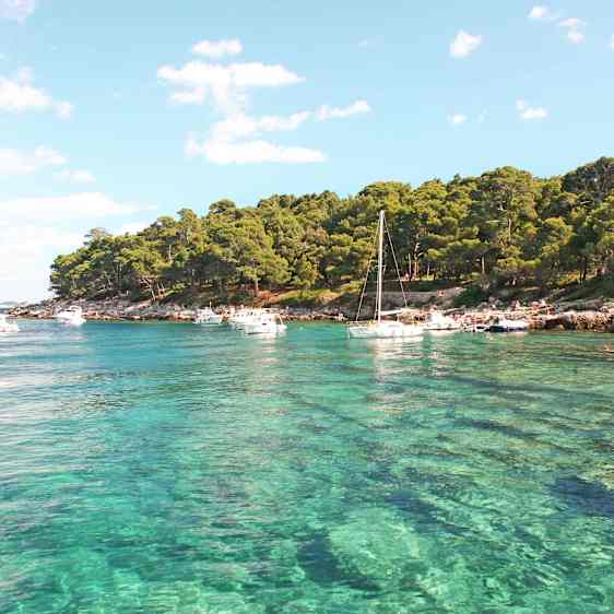 veneitä ja vihreää maastoa mereltä päin kuvattuna dubrovnikin alueella