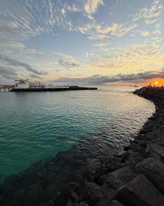 Näkymä rannalle ja merelle iltahämärässä