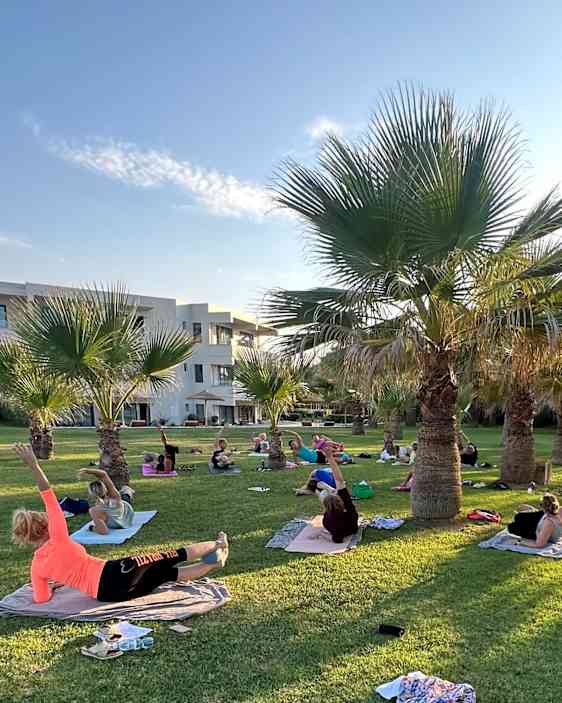 Pilatestunti hotellin nurmialueella