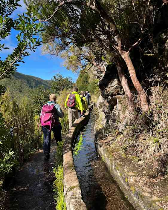 Vaeltajia patikoimassa levadan vierellä