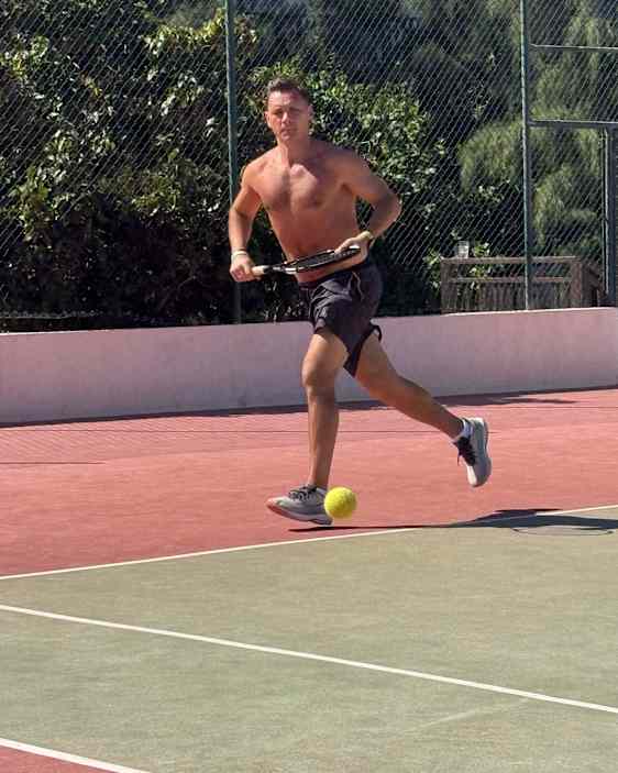 Joakim Hykkerud pelaa tennistä lomallaan Kap Verdellä