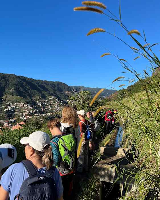 Vaeltajia ihailemassa Madeiran vuoristoista maisemaa