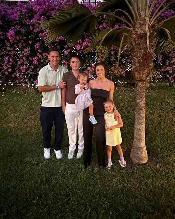 Perhe Hykkerud juhlapukeutuneena valmiina illalliselle