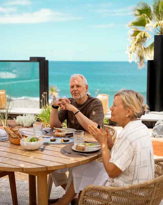 Nainen ja mies rannalla