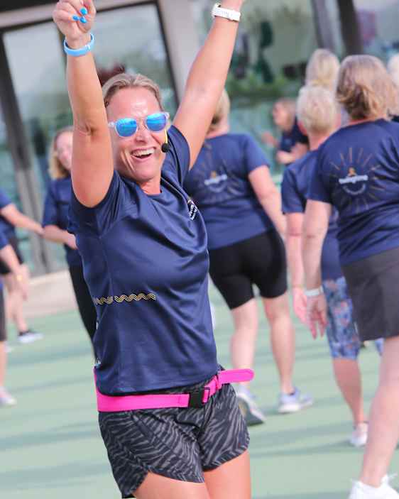 Nainen tuulettaa monitoimikentällä