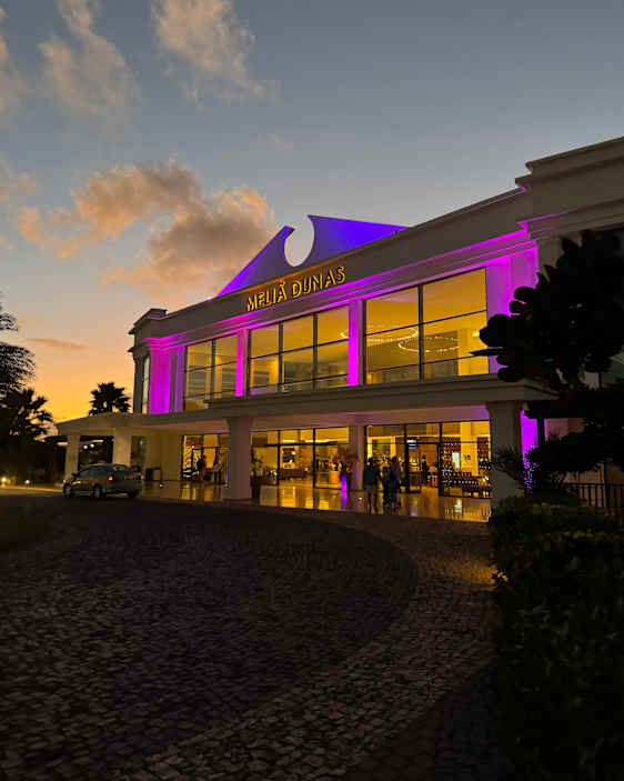 Resort Melía Dunas illalla violetissa valaistuksessa