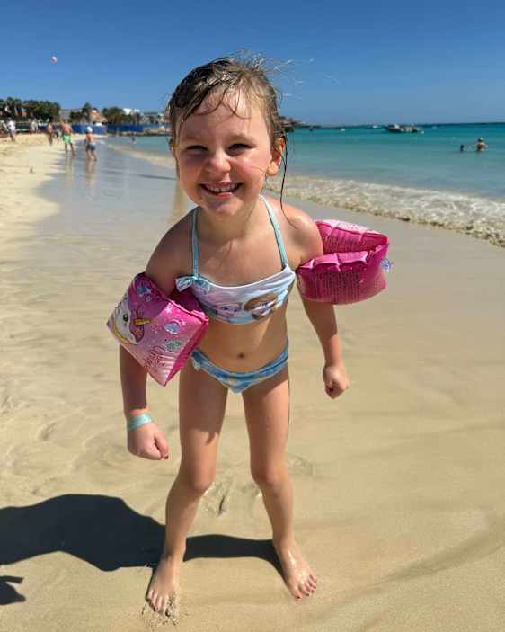 Iloinen pikkutyttö nauttii auringosta Kap Verdellä