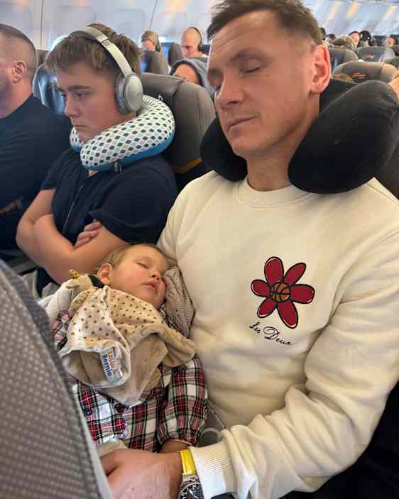 Joakim Hykkerud ja hänen lapsensa nukkuvat lentokoneessa matkalla Kap Verdelle
