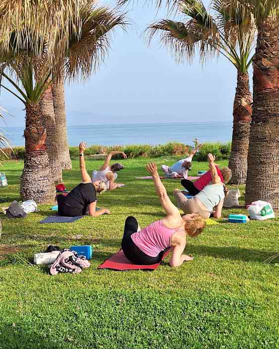 Joogaajia puiden katveessa