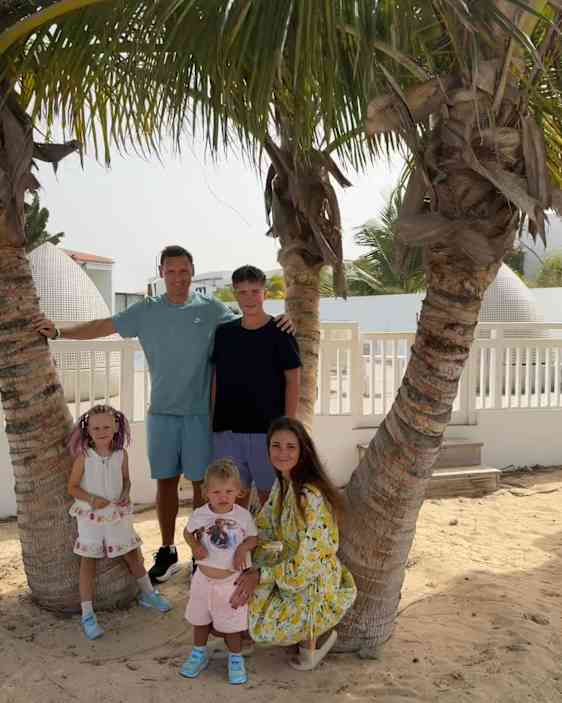 Viisihenkinen Hykkerudin perhe palmujen alla Kap Verdellä